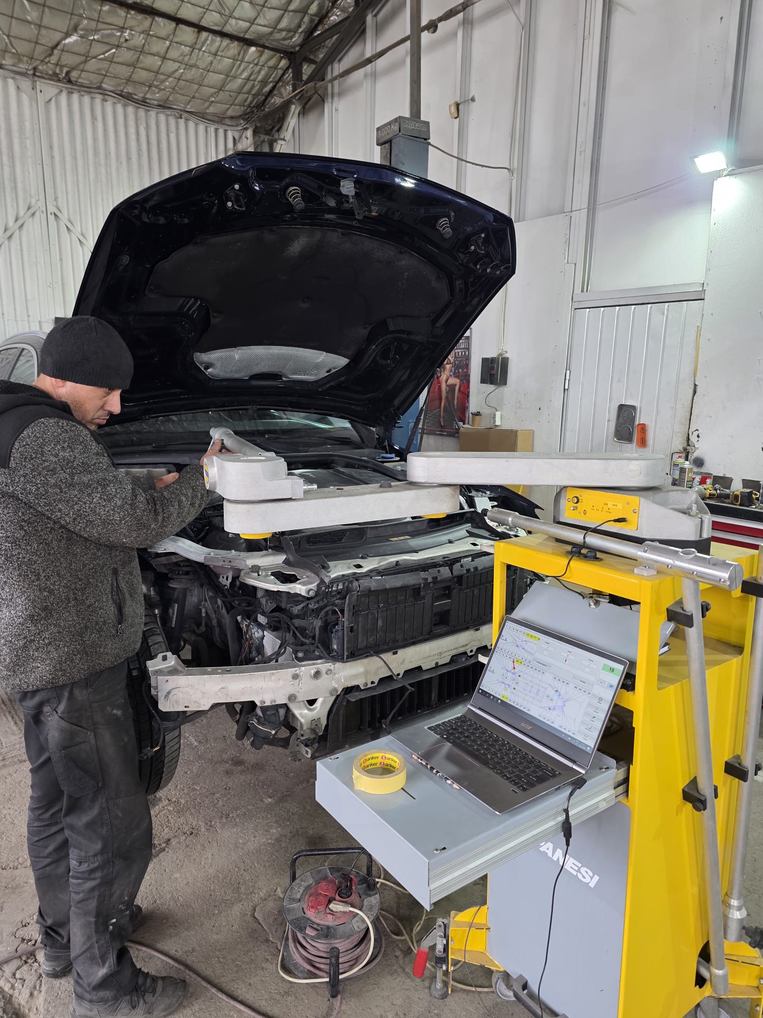 Măsurare computerizată în atelierul Car Fix & Paint